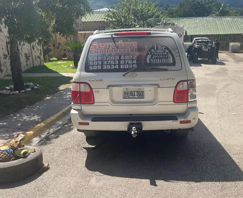 El vehículo se encuentra en poder de las autoridades.