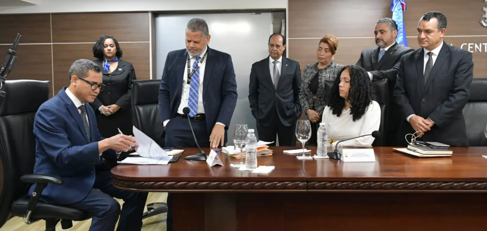Eddy Olivares, del PRM, firma en presencia de los miembros del pleno de la Junta Central Electoral. fuente externa