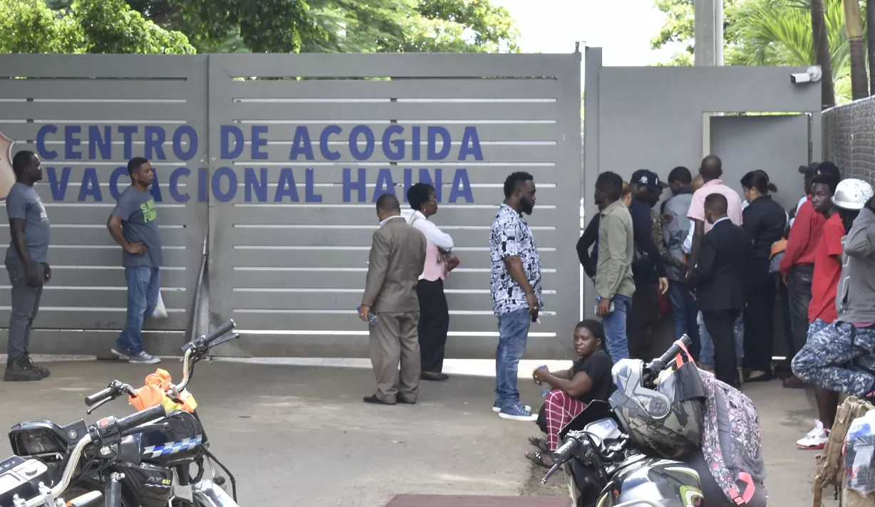 Familiares de extranjeros detenidos en operetivos acuden a llevar documentos. josé de león