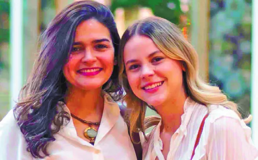 Coral Chávez y Valerie Rosario.