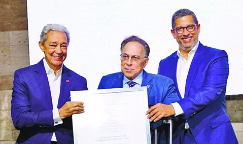 Celso Marranzini recibe  el gran premio George Arzeno Brugal a la Innovación Social.