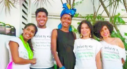 Yokaury Arias junto a varios colaboradores de la feria.