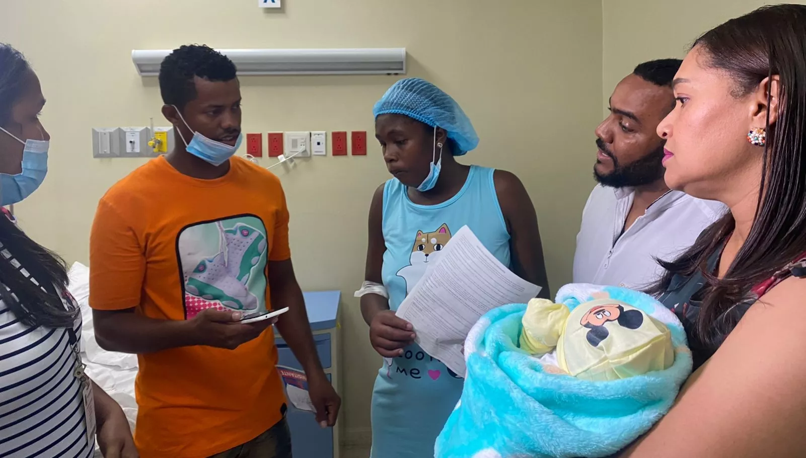 Familiares  del niño Damián recibiendo la ayuda del personal de salud para la declaración.   AGENCIA FOTO