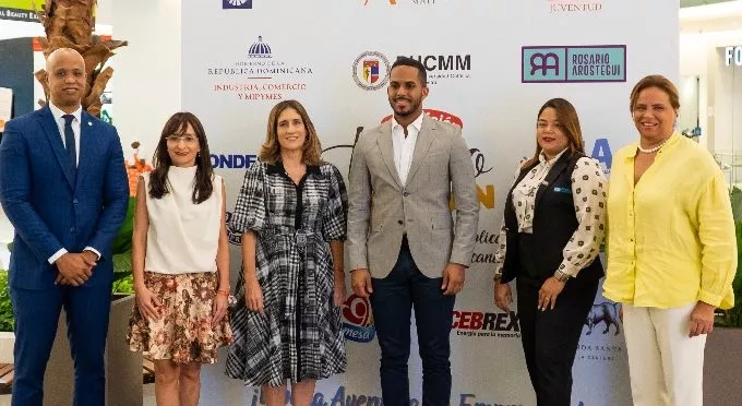 Máximo Paulino, Rocío Sánchez, Rosario Arostegui, Rafael feliz García y Eiliana Bretón.