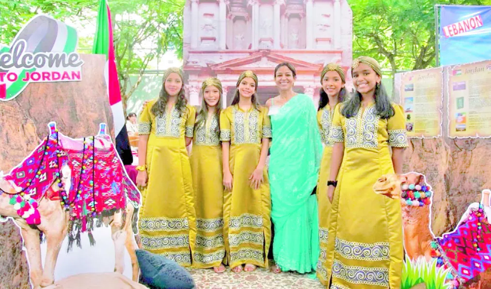 Nanoushka Paris Sylvain  posa con alumnas de Notre Dame School representando Jordania.