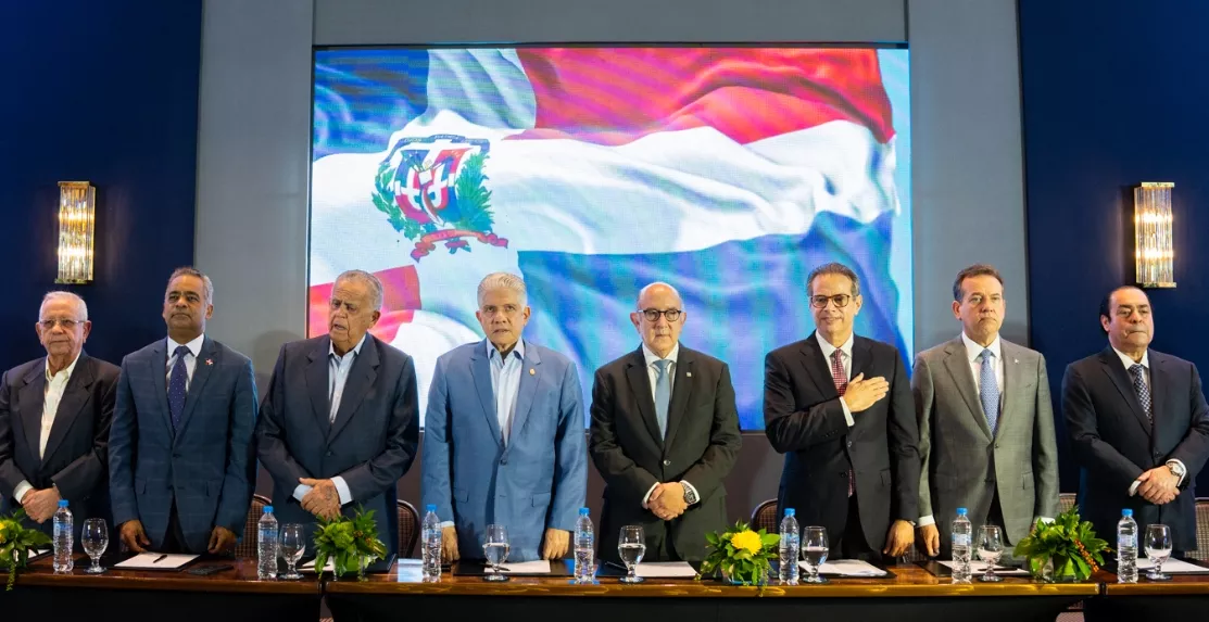 Miembros de la Cámara, junto al presidente del Senado, durante el acto.