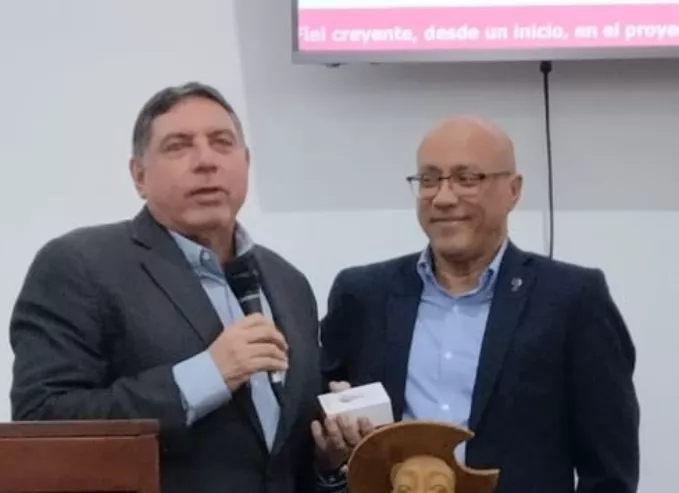 Gamal Michelén  y Juan Miguel Madera, fundador del Quijote de Madera.