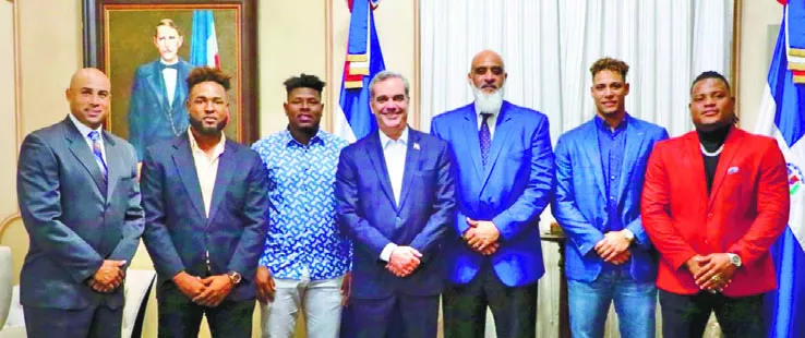 El presidente Luis Abinader junto a los lanzadores de los Astros y miembros de la MLBPA .