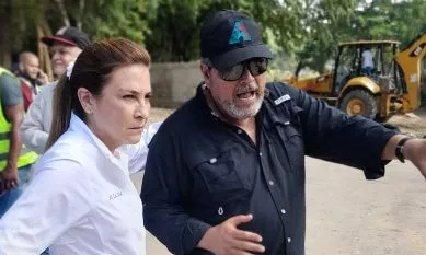 Junior Noboa y Carolina Mejía evalúan daños de la obra.