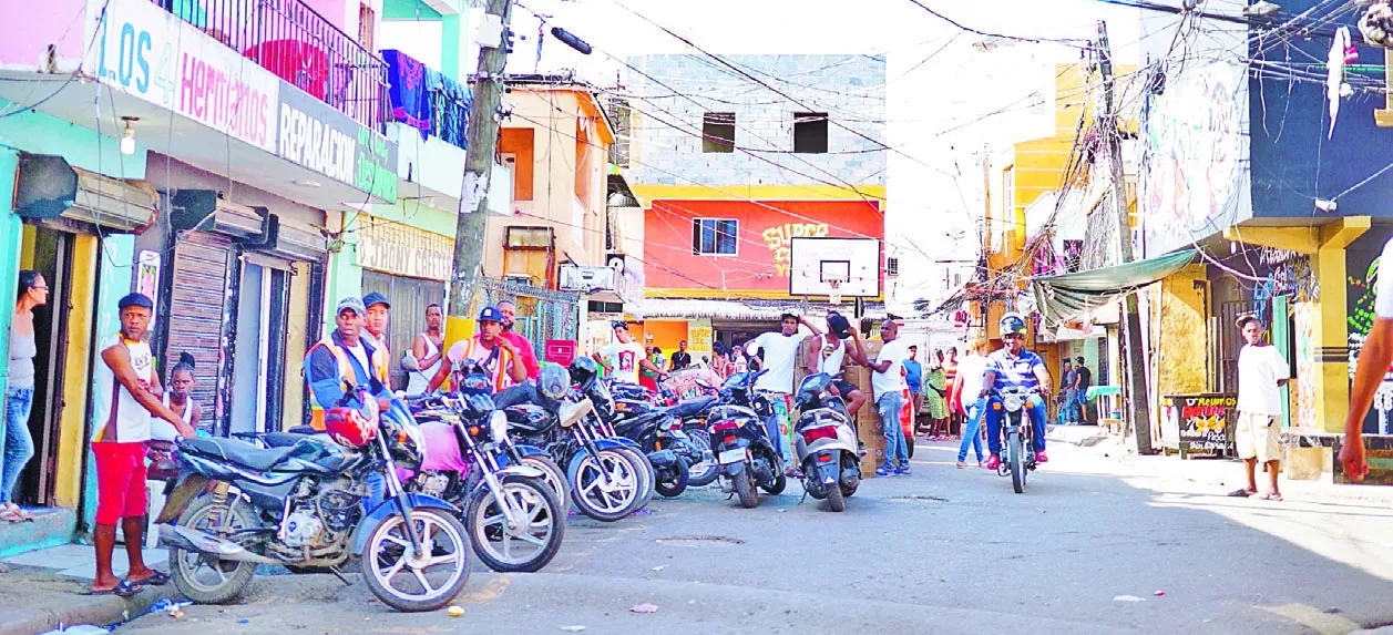 En un recorrido por reporteros  de EL DÍA se pudo ver el aceleramiento con el que se vive en la popular calle 42 de Capotillo.  elieser tapia