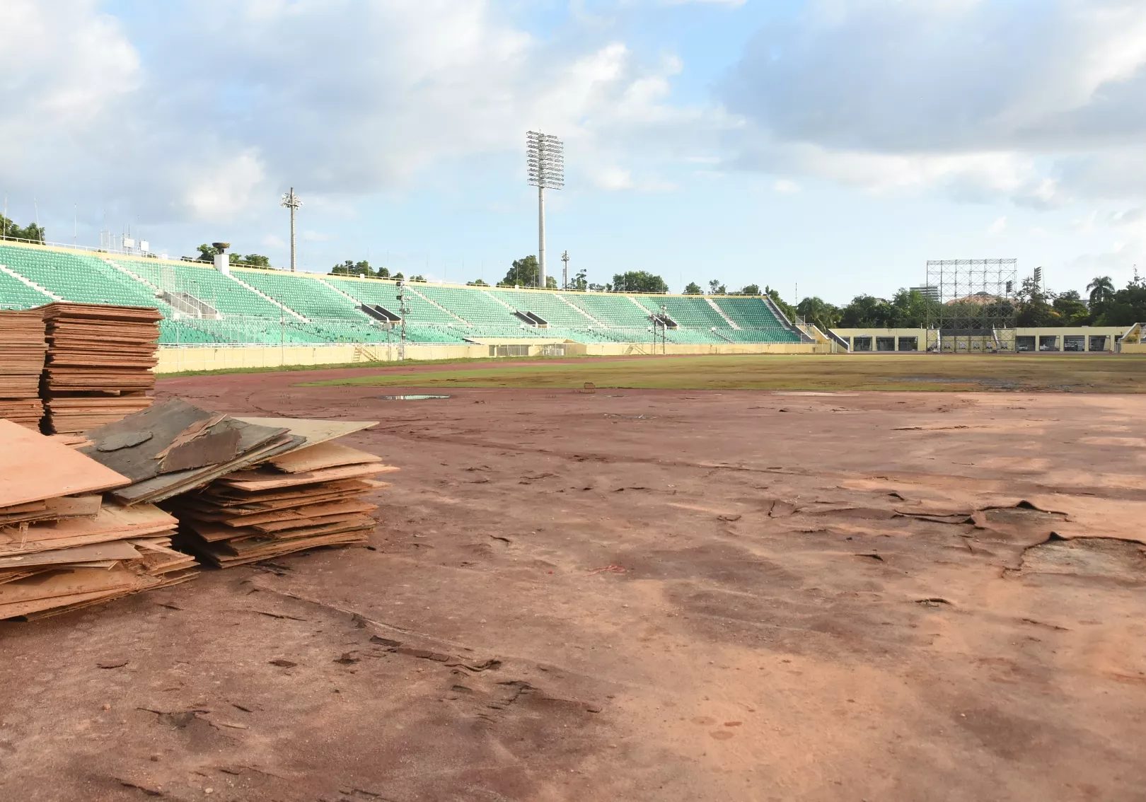 Vista parcial de la pista del Estadio Olímpico Félix Sánchez después de los tres espectáculos de noviembre.  Alberto calbo