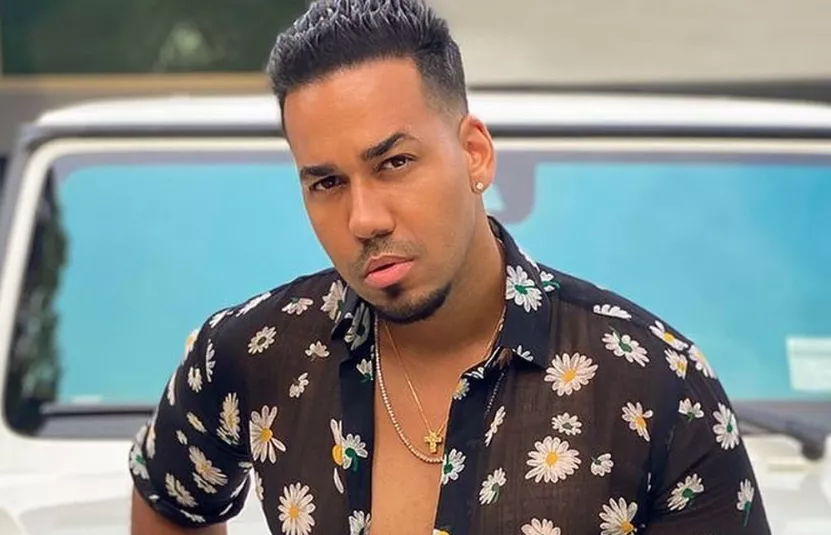 Romeo Santos esta siendo anunciado por la Academia.