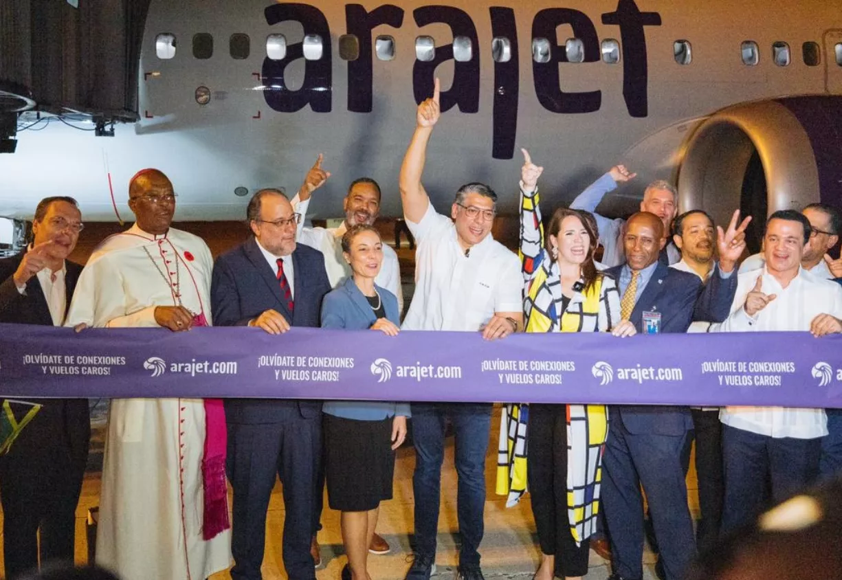 Ejecutivos de Arajet y la embajadora de RD en Jamaica junto a funcionarios del país.