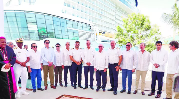 Abinader junto a funcionarios y tripulación del Odyssey of the Seas de Royal Caribbean.