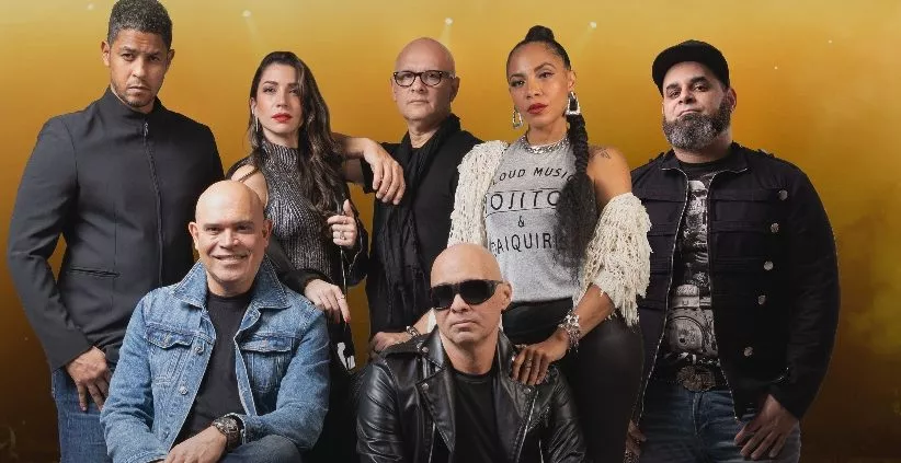 Amaury Sánchez, acompañado del elenco del concierto.
