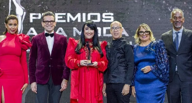 El jurado y Stalin Victoria entregan a Giannina Azar el máximo galardón.
