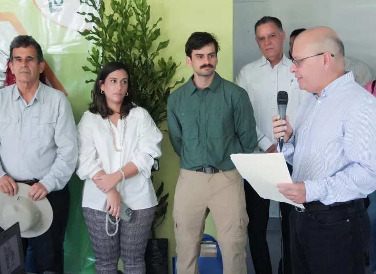 Jesús Moreno junto a sus hijos y colaboradores, trabajan producto orgánico.
