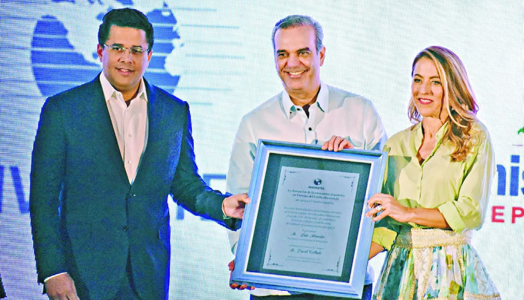 El presidente Abinader y el ministro Collado reciben el reconocimiento del grupo de inversionistas españoles.    josé de león