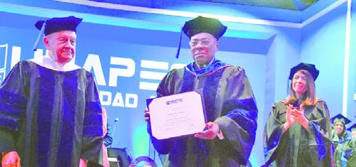 Milton Ray Guevara fue reconocido honoris causa por APEC.