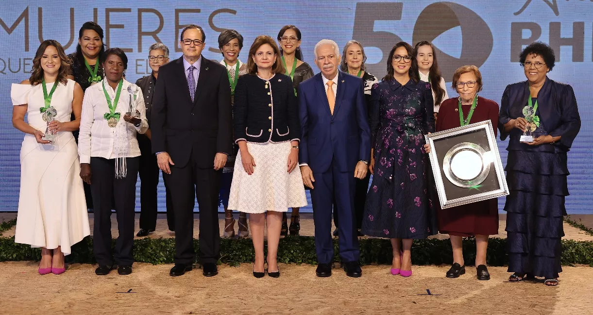 Ejecutivos del banco junto a las mujeres reconocidas.
