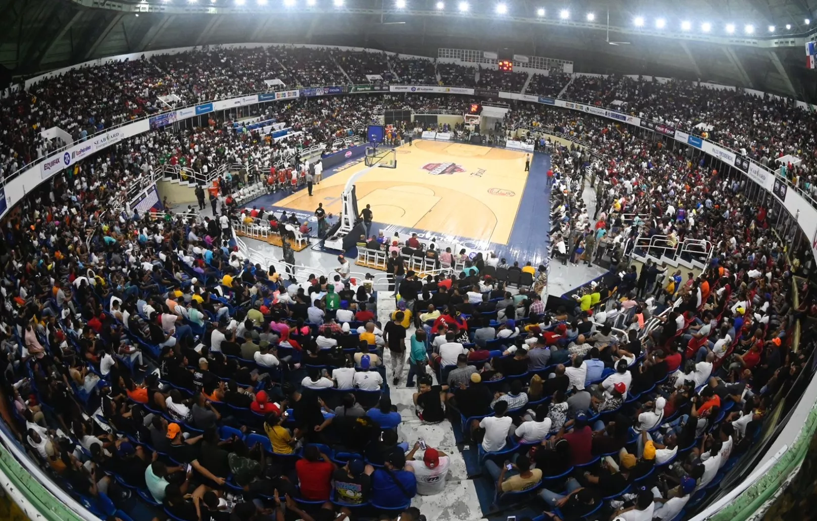 Vista panorámica de la gran cantidad de fanáticos que asistieron anoche al Palacio de los Deportes. Nicolás monegro