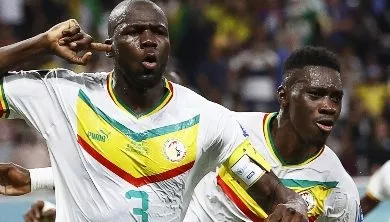 Kalidou Koulibaly (L) de Senegal celebra con  compañer.
