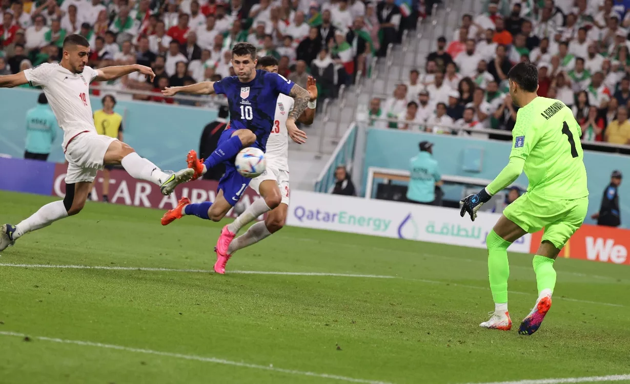 Christian Pulisic (10) intenta realizar un gol durante el partido entre EE.UU e Irán.