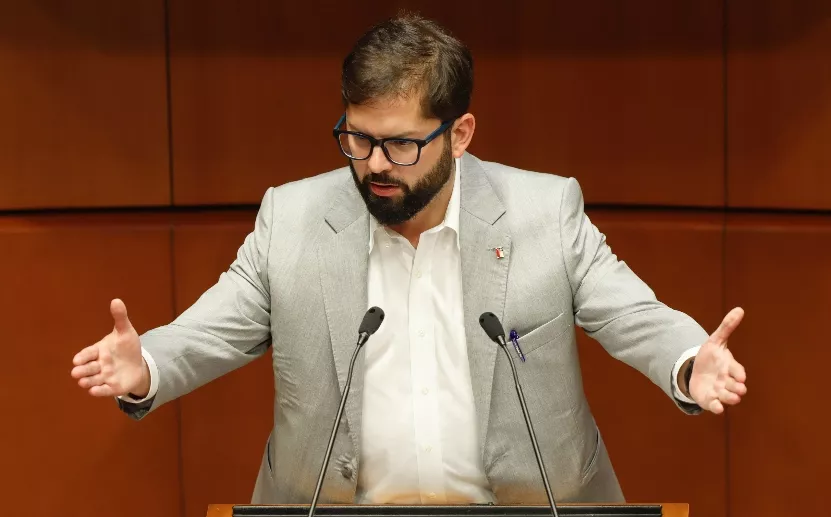 El presidente  Gabriel Boric habla en el Senado de México.