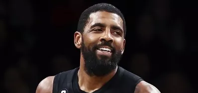 Kyrie Irving, promueve una película antisemita.