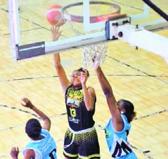 Natalie Abreu intenta realizar un canasto.