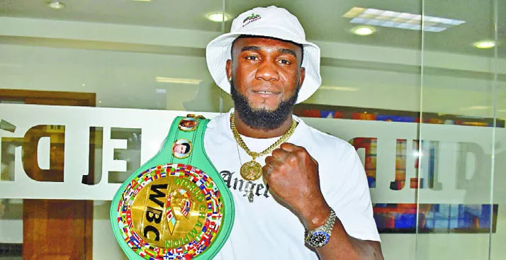 Carlos “Caballo Bronco” Adames exhibe la faja que lo acredita como campeón mundial.