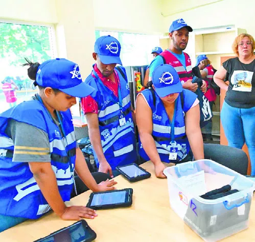 Empadronadores verificando datos.  fuente externa
