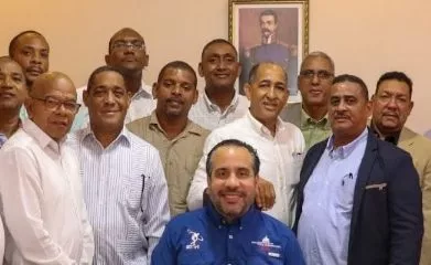 Alberto Rodríguez junto a  los  técnicos del Inefi.