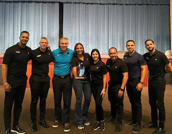 El equipo recibe el reconocimiento.