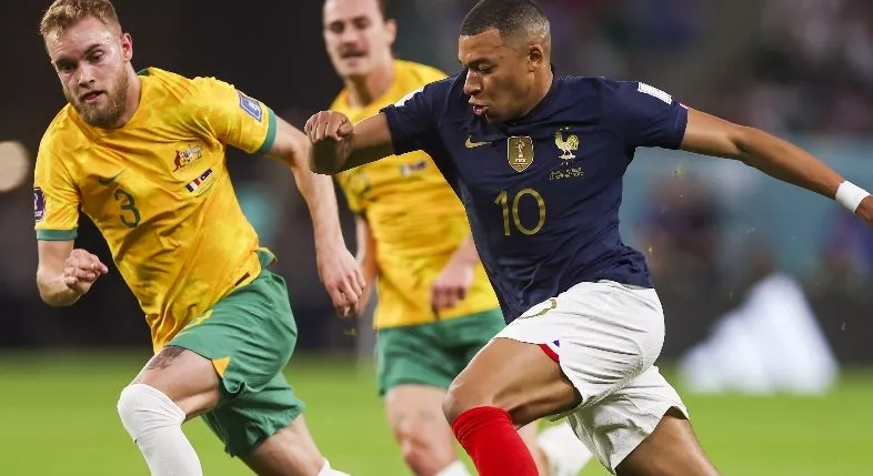 Kylian Mbappe  burla ayer a dos jugadores australianos.