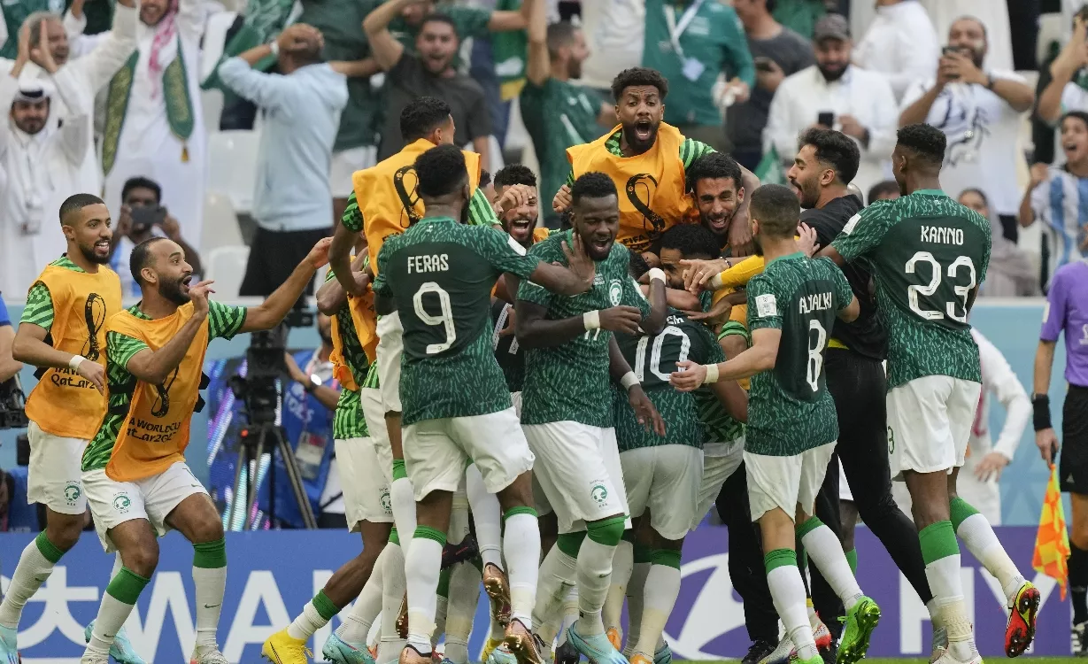 El equipo de Arabia Saudita se congratura ,tras derrotar sorpresivamente a Argentina.