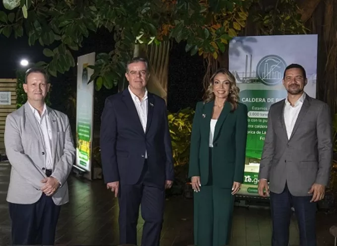 Ejecutivos de Nestlé  presentan el proyecto.