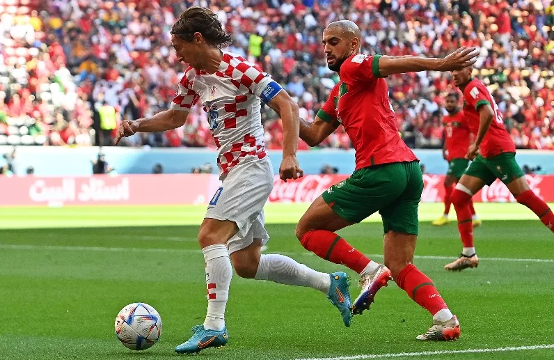 El marroquí Sofyan Amrabat,  en accion ante Luka Modric.