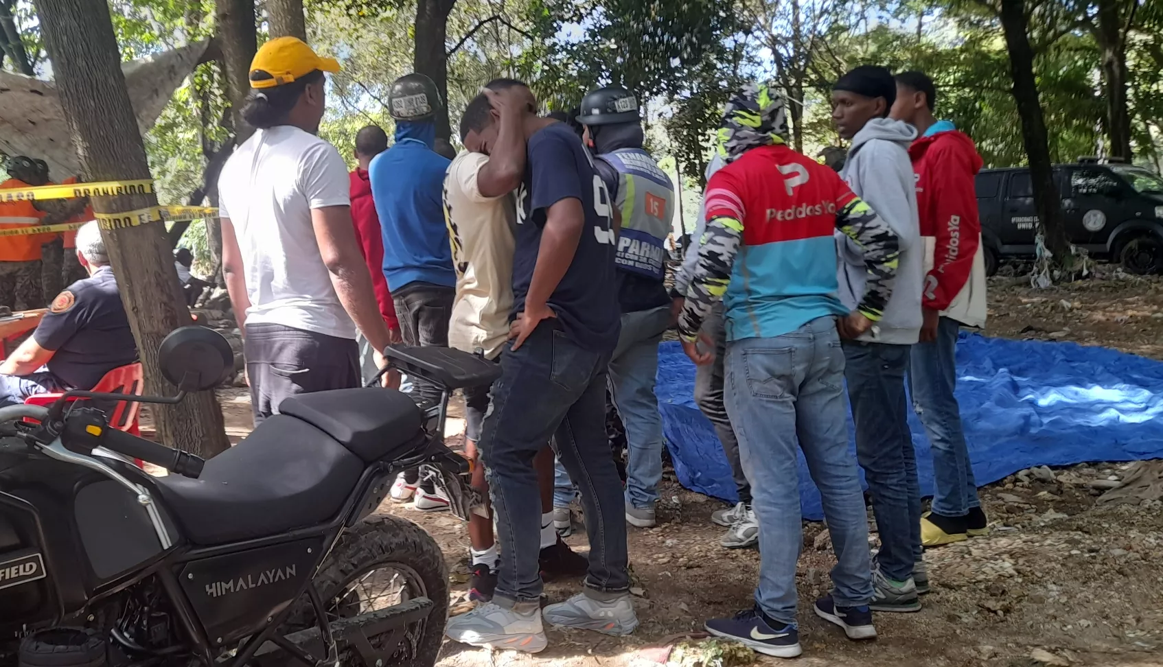 Miguel Ángel Santana, hermano de Luisinky, llora en el lugar donde buscan a  los desaparecidos tras las lluvias.