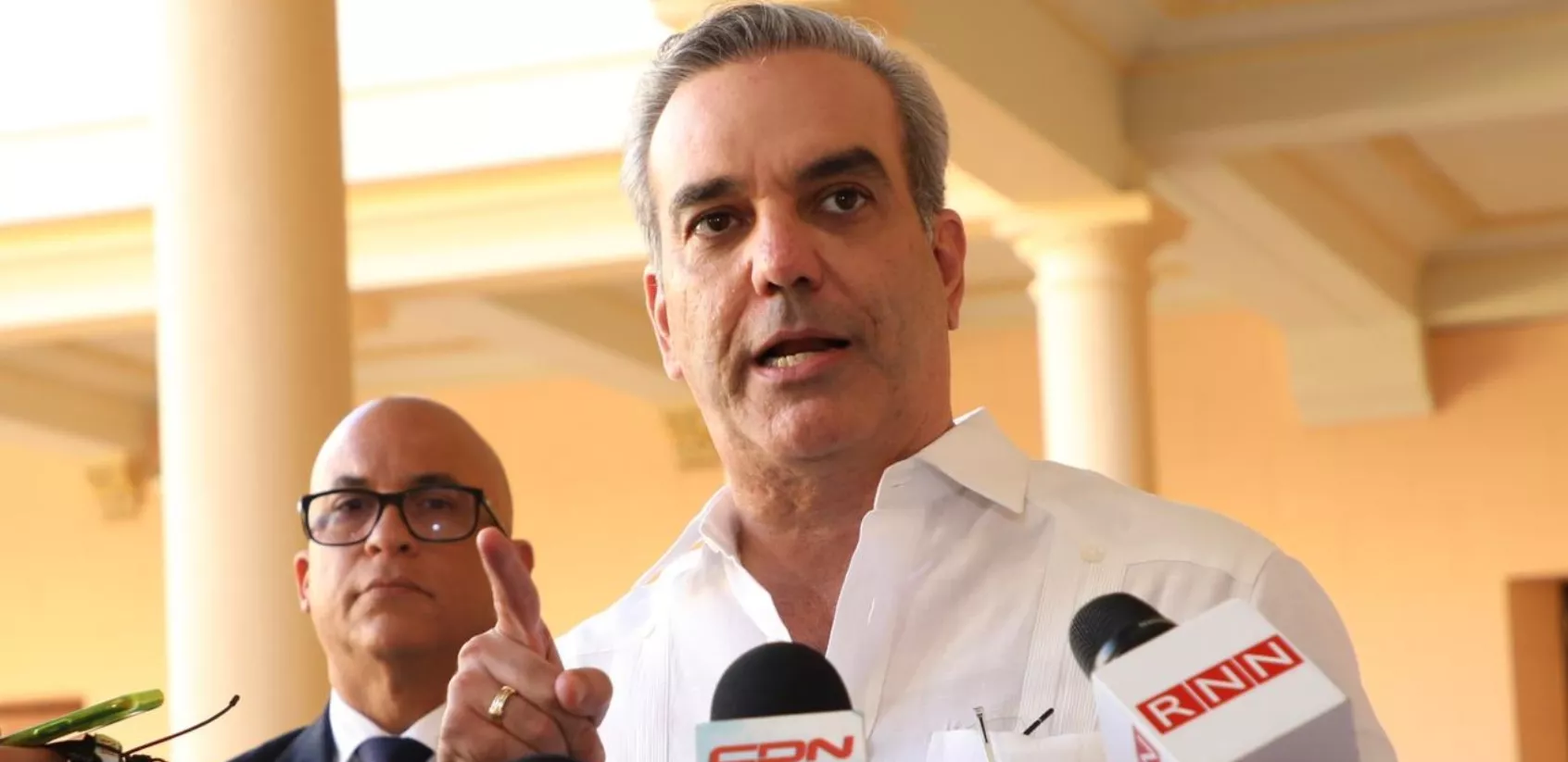 El presidente Abinader habló a los representantes de los medios de comunicación en los pasillos del Palacio Nacional.