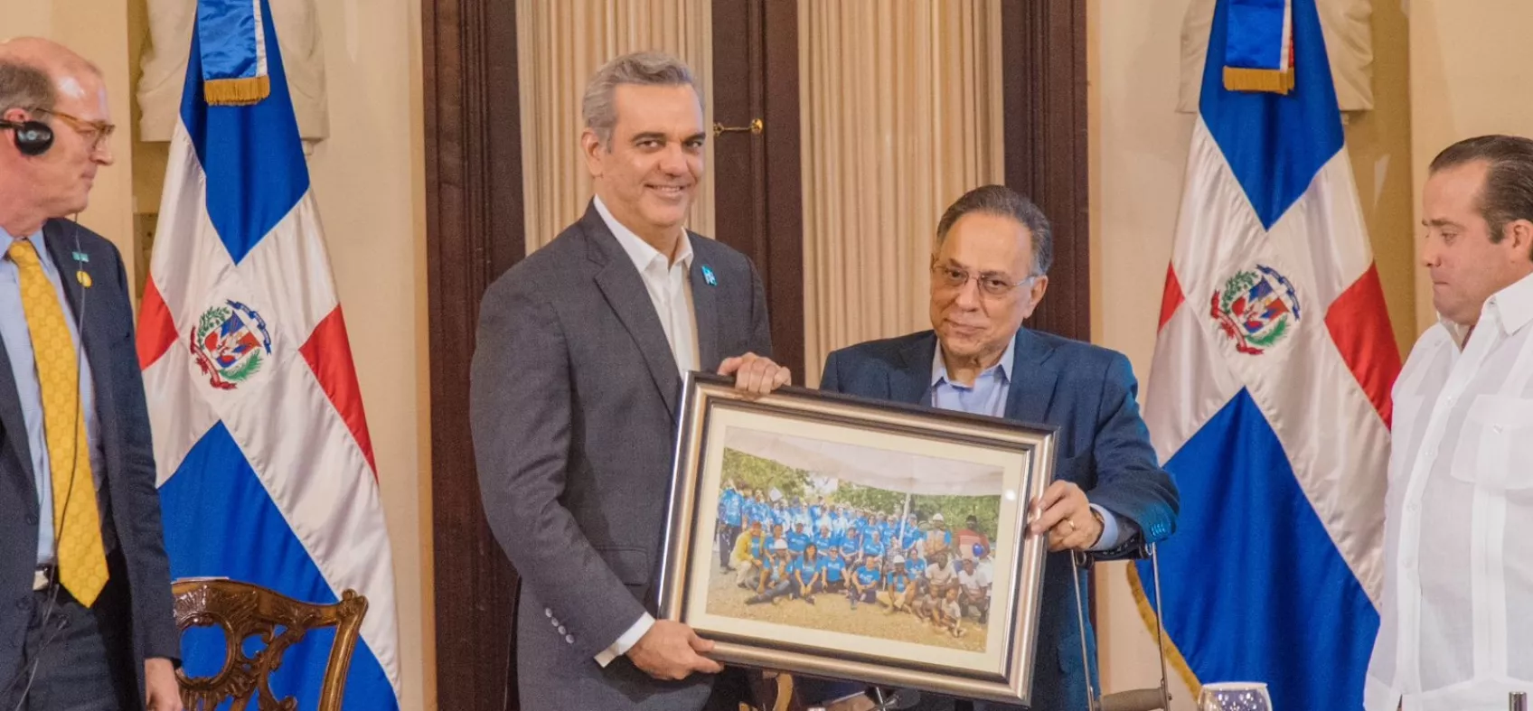 Jonathan Reckford, CEO de Hábitaty Celson Marranzini, representante local, entrega reconocimiento a Abinader.