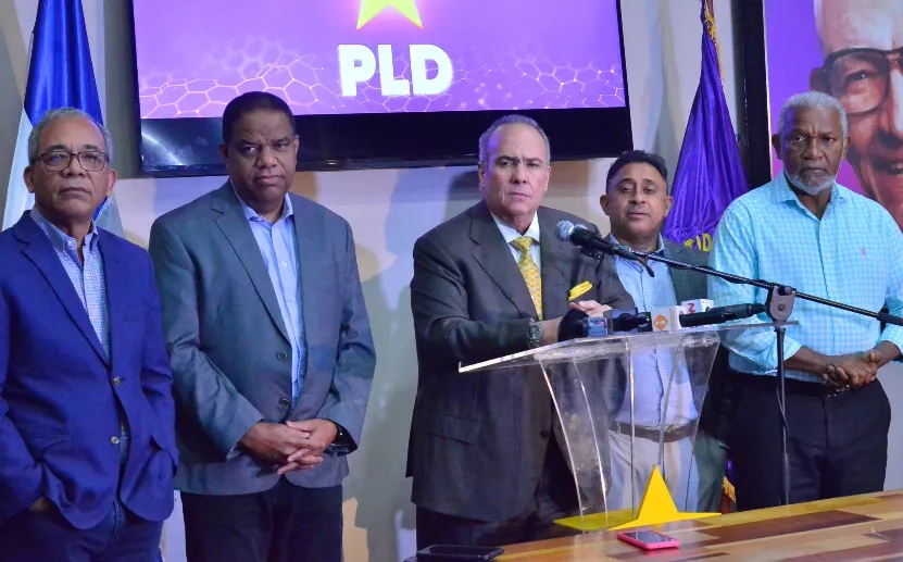Charles Mariotti, acompañado de miembros del PLD.