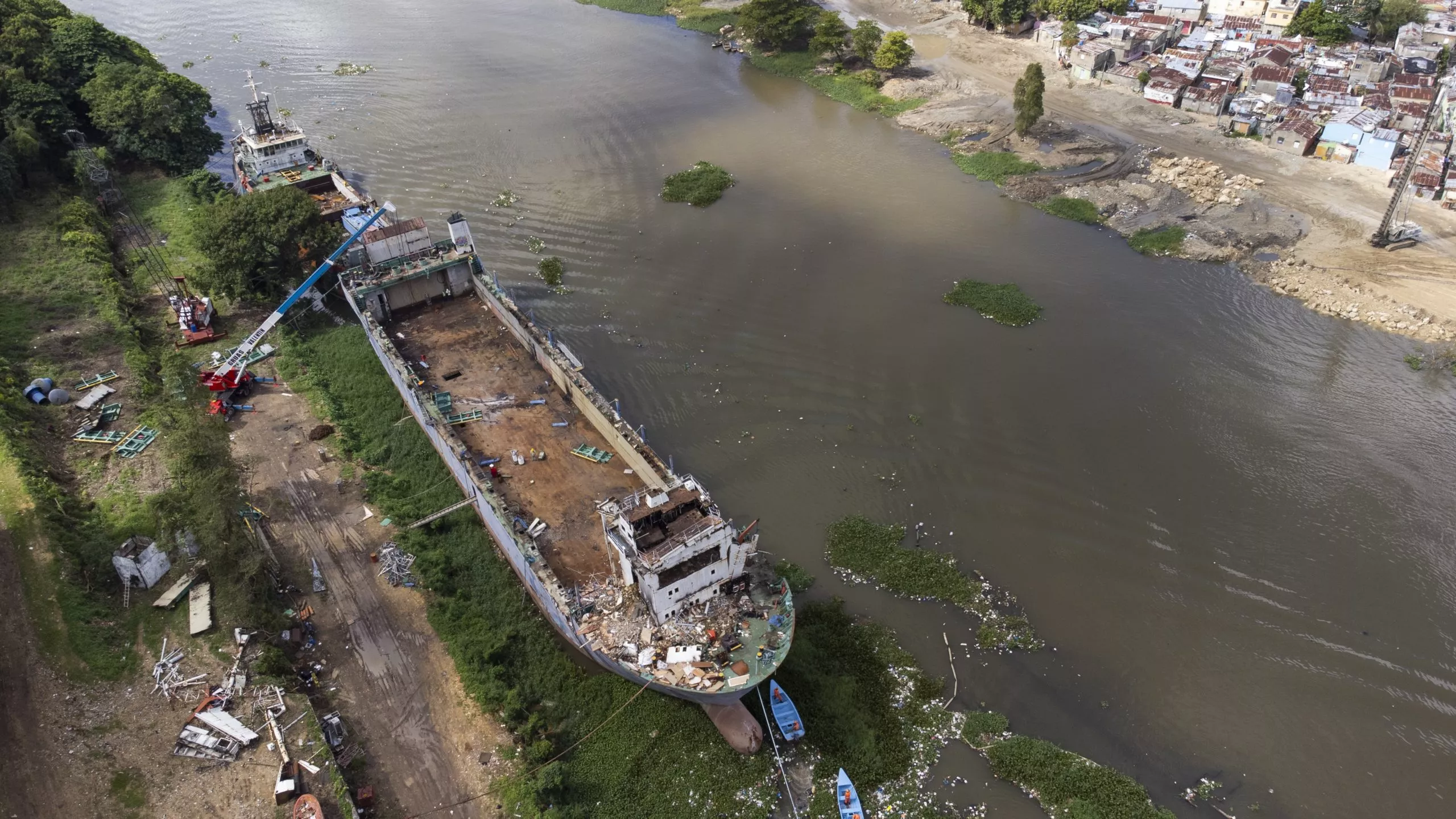 El reto de liberar un río dominicano de ocho colosos que yacen en su lecho
