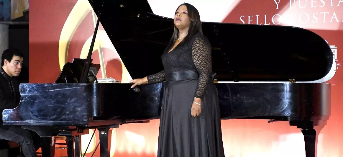 Glenmer Pérez mientras interpretaba su canción acompañada a piano.