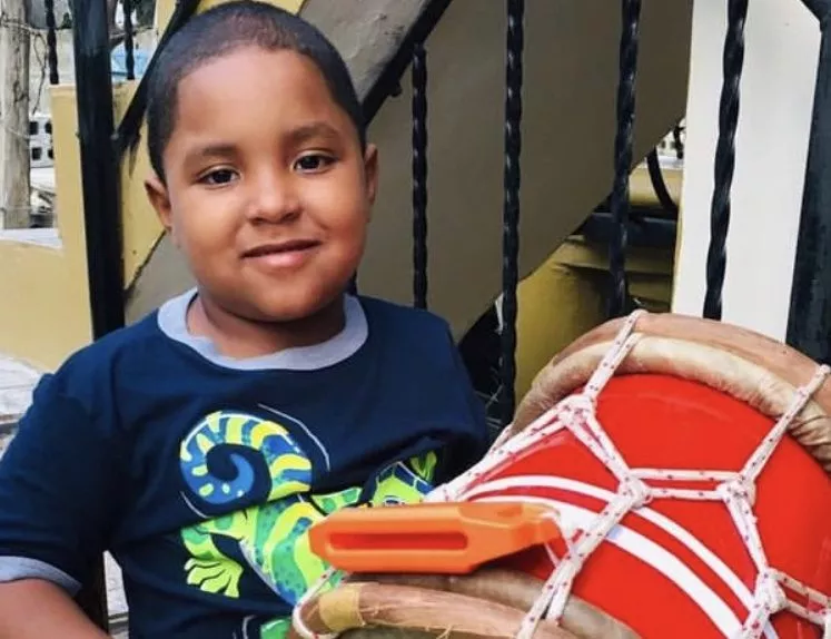 Ángel Omar cursa el segundo curso de la primaria. .
