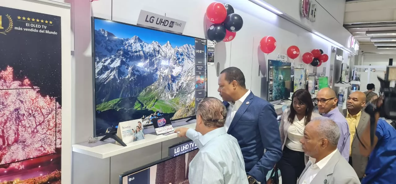 (Foto1) El director ejecutivo de Pro Consumidor, Eddy Alcántara, en el recorrido que realizó este viernes por diferentes establecimientos del Gran Santo Domingo con motivo de Black Friday.