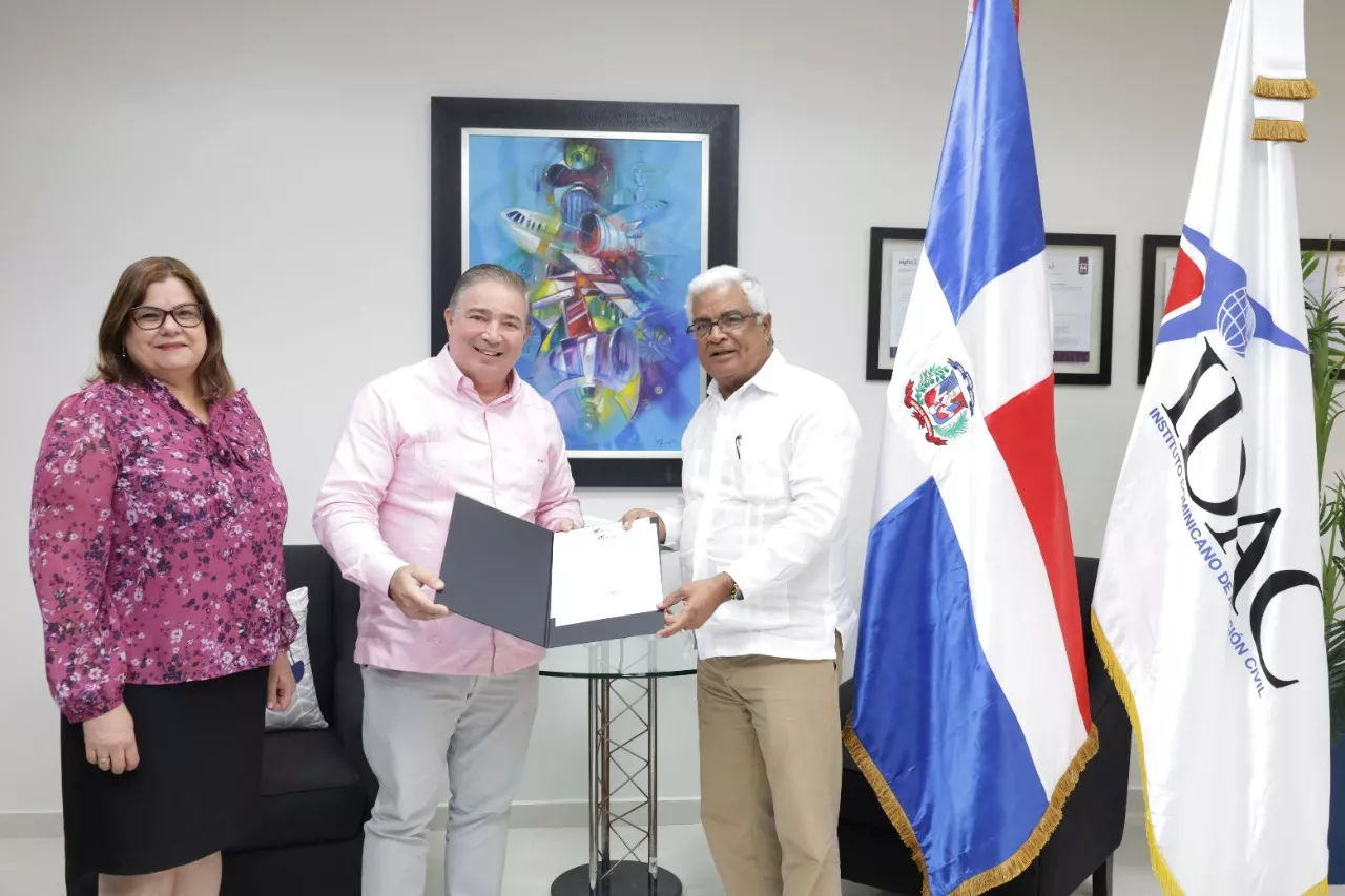 Héctor Porcella, acompañado de la directora legal Bernarda Franco y el administrador general de Bienes Nacionales, Rafael Burgos Gómez
