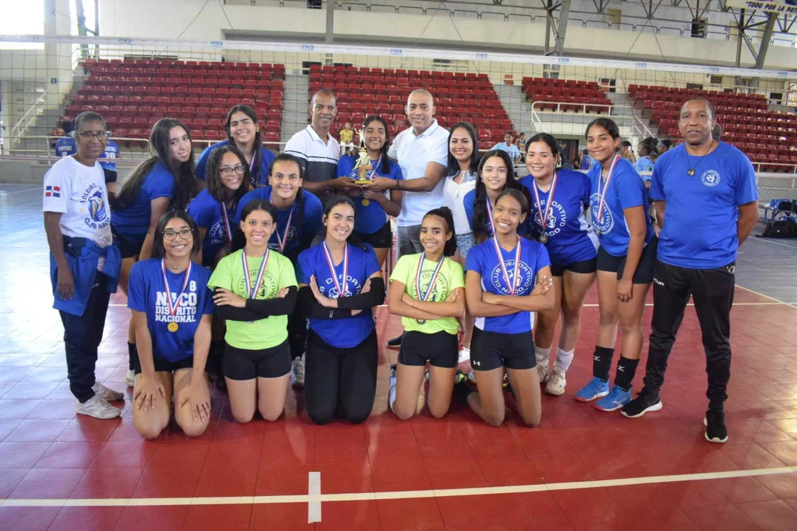 Jorge Mercedes y Elias de la Rosa premian a las intengrantes del club Naco