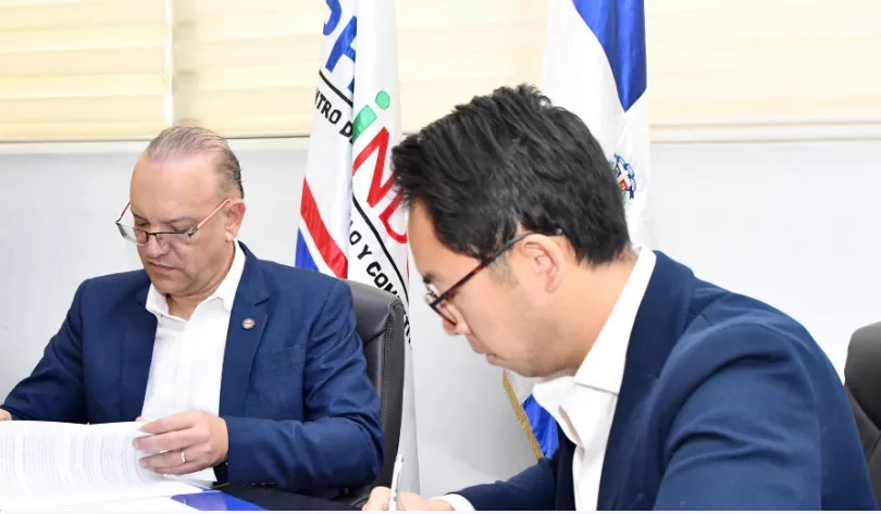 Rodriguez y Chang en la firma del scuerdo marco