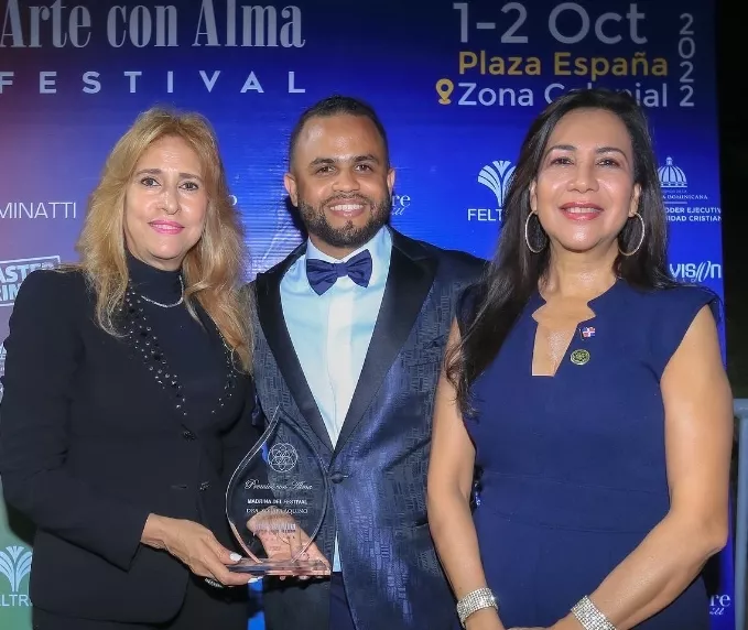 El artista plástico Benjamín Cruz, junto a invitadas en el festival.